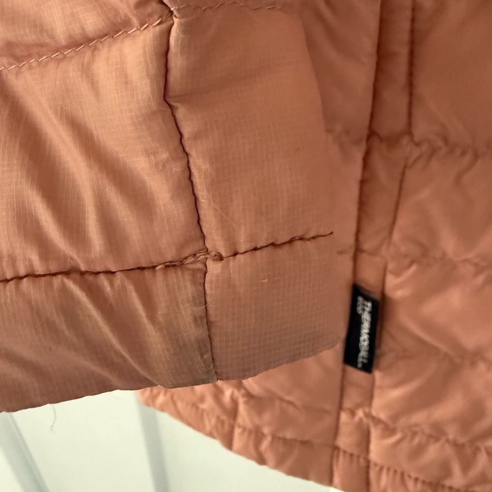 The North Face Girls Peach Quilted Puffer Jacket - Picture 12 of 13